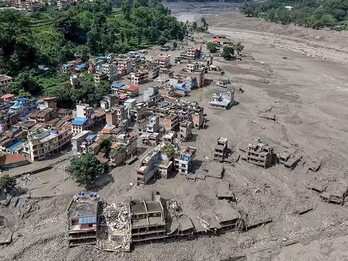 Nepal Flood: न कोई चेहरा, न कोई अंतिम दीदार...आखिरी निशानी से लिपटकर रोए परिजन, 10 तस्वीरों में दर्दनाक मंजर