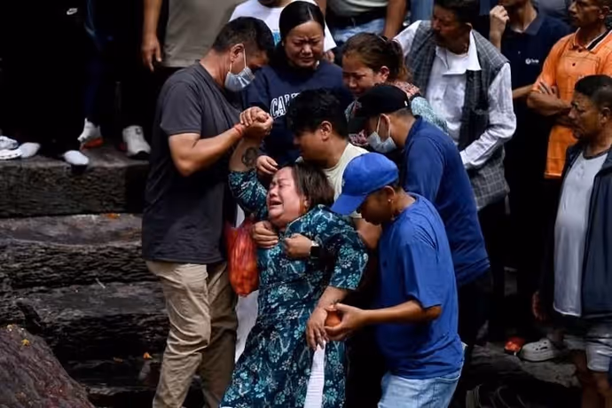 Nepal Flood: न कोई चेहरा, न कोई अंतिम दीदार...आखिरी निशानी से लिपटकर रोए परिजन, 10 तस्वीरों में दर्दनाक मंजर