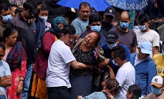 Nepal Flood: न कोई चेहरा, न कोई अंतिम दीदार...आखिरी निशानी से लिपटकर रोए परिजन, 10 तस्वीरों में दर्दनाक मंजर