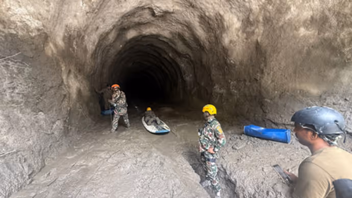 Nepal Flood: न कोई चेहरा, न कोई अंतिम दीदार...आखिरी निशानी से लिपटकर रोए परिजन, 10 तस्वीरों में दर्दनाक मंजर
