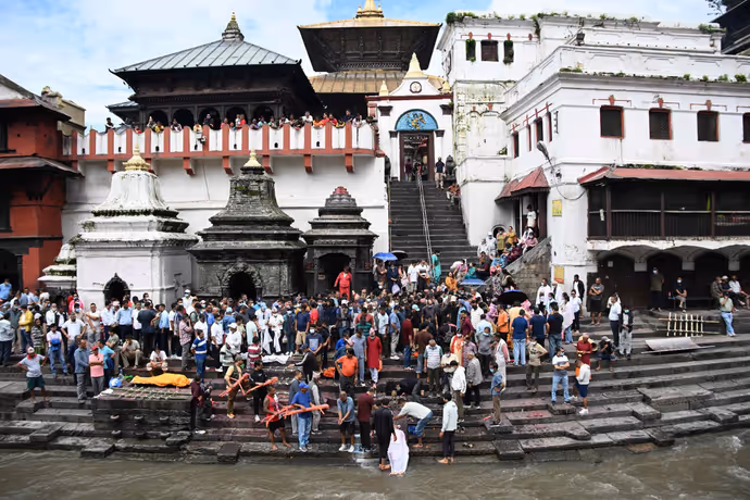 Nepal Flood: न कोई चेहरा, न कोई अंतिम दीदार...आखिरी निशानी से लिपटकर रोए परिजन, 10 तस्वीरों में दर्दनाक मंजर