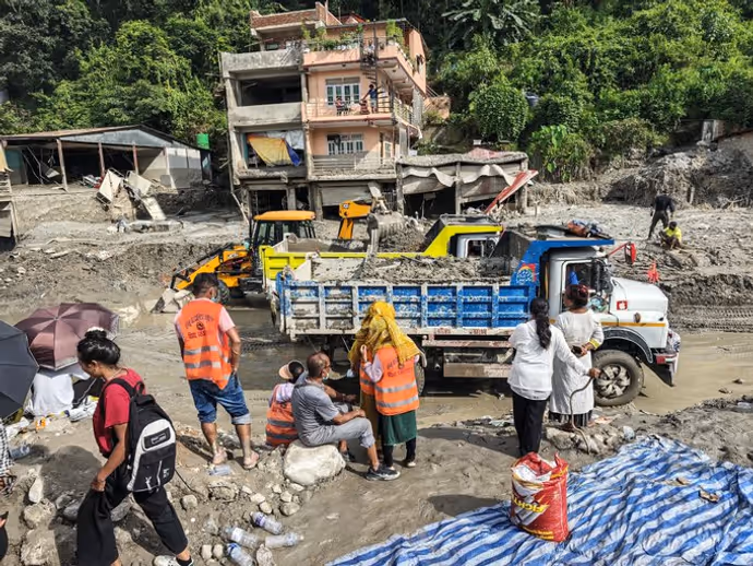 Nepal Flood: न कोई चेहरा, न कोई अंतिम दीदार...आखिरी निशानी से लिपटकर रोए परिजन, 10 तस्वीरों में दर्दनाक मंजर