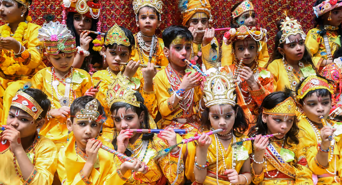 Janmashtami 2026: माथे पर मोरपंख-हाथ में बांसुरी, 10 तस्वीरों में देखें कृष्ण बने बच्चों का मनमोहक अंदाज