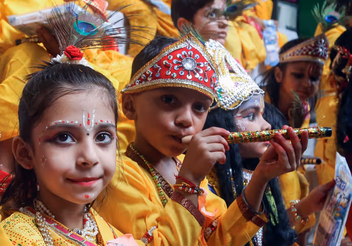 Janmashtami 2026: माथे पर मोरपंख-हाथ में बांसुरी, 10 तस्वीरों में देखें कृष्ण बने बच्चों का मनमोहक अंदाज
