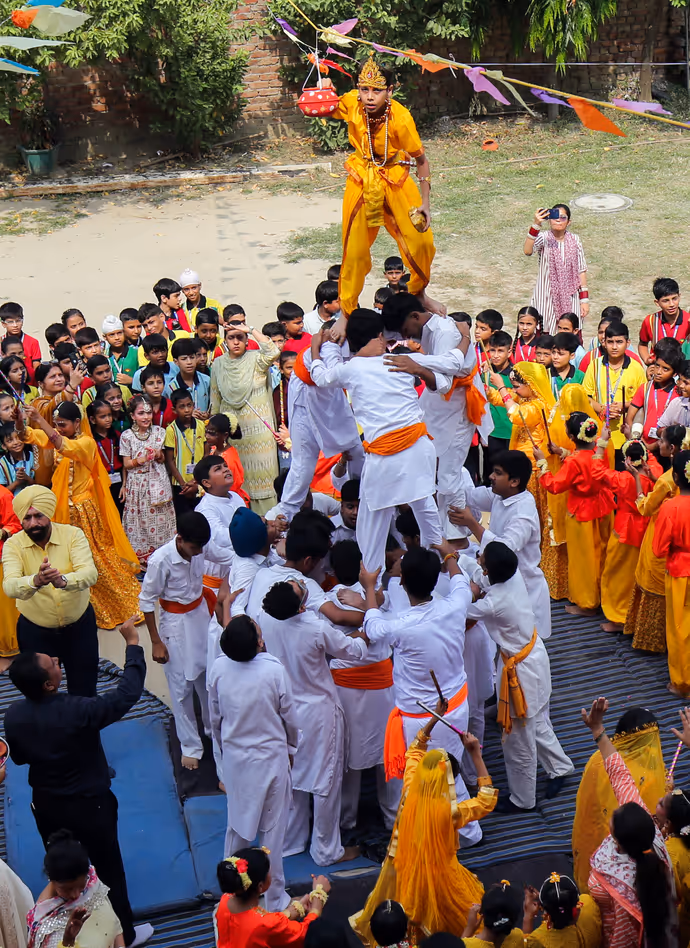 Janmashtami 2026: माथे पर मोरपंख-हाथ में बांसुरी, 10 तस्वीरों में देखें कृष्ण बने बच्चों का मनमोहक अंदाज