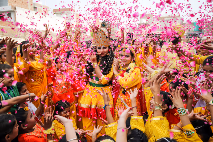 Janmashtami 2026: माथे पर मोरपंख-हाथ में बांसुरी, 10 तस्वीरों में देखें कृष्ण बने बच्चों का मनमोहक अंदाज