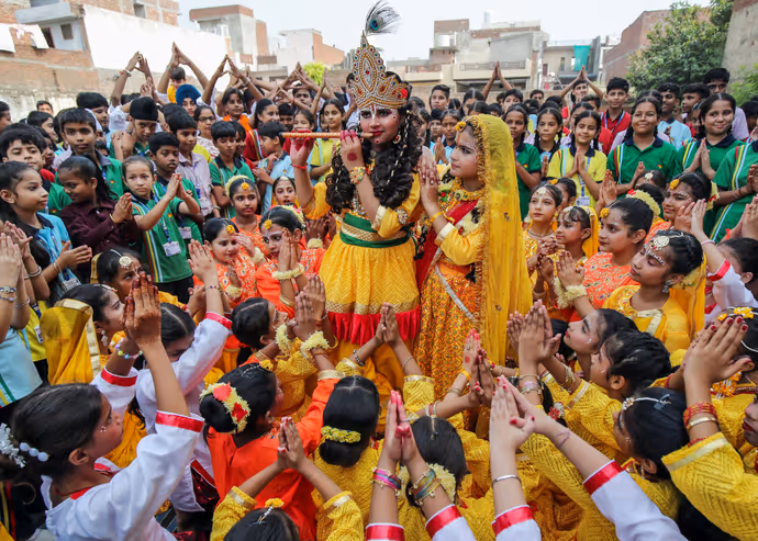 Janmashtami 2026: माथे पर मोरपंख-हाथ में बांसुरी, 10 तस्वीरों में देखें कृष्ण बने बच्चों का मनमोहक अंदाज