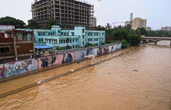 बनारस से प्रयागराज-पटना तक गंगा उफान पर, 10 तस्वीरों में देखें बाढ़ ने कैसे बदली शहरों की तस्वीर
