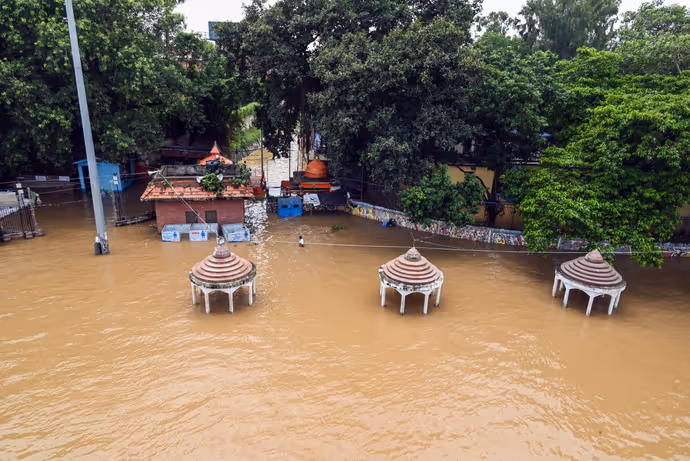 बनारस से प्रयागराज-पटना तक गंगा उफान पर, 10 तस्वीरों में देखें बाढ़ ने कैसे बदली शहरों की तस्वीर