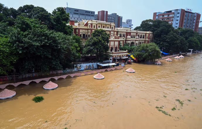 बनारस से प्रयागराज-पटना तक गंगा उफान पर, 10 तस्वीरों में देखें बाढ़ ने कैसे बदली शहरों की तस्वीर