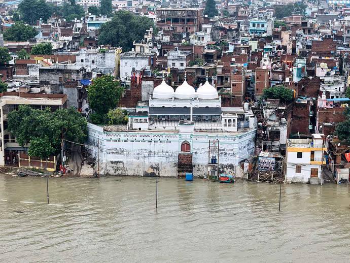 बनारस से प्रयागराज-पटना तक गंगा उफान पर, 10 तस्वीरों में देखें बाढ़ ने कैसे बदली शहरों की तस्वीर