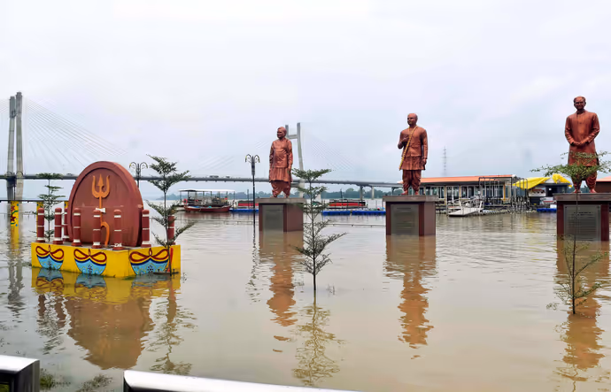 बनारस से प्रयागराज-पटना तक गंगा उफान पर, 10 तस्वीरों में देखें बाढ़ ने कैसे बदली शहरों की तस्वीर
