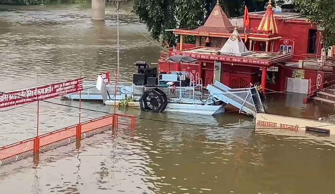 बनारस से प्रयागराज-पटना तक गंगा उफान पर, 10 तस्वीरों में देखें बाढ़ ने कैसे बदली शहरों की तस्वीर