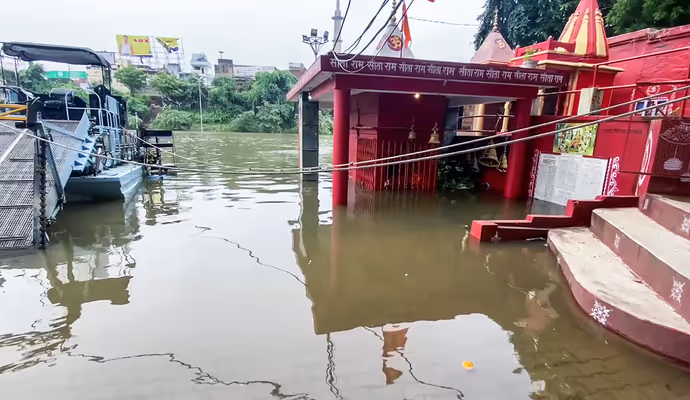बनारस से प्रयागराज-पटना तक गंगा उफान पर, 10 तस्वीरों में देखें बाढ़ ने कैसे बदली शहरों की तस्वीर