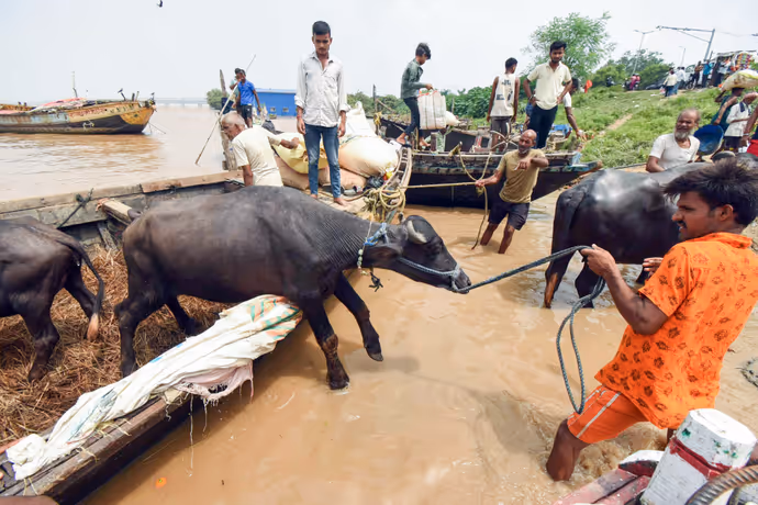 बनारस से प्रयागराज-पटना तक गंगा उफान पर, 10 तस्वीरों में देखें बाढ़ ने कैसे बदली शहरों की तस्वीर