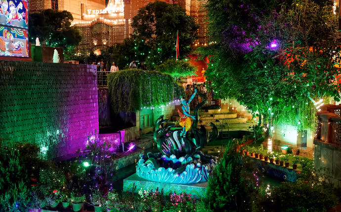 Janmashtami: रंगीन रोशनी में नहाए देशभर के कृष्ण मंदिर, 10 PHOTO में कान्हा के जन्मोत्सव की धूम