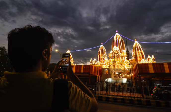 Janmashtami: रंगीन रोशनी में नहाए देशभर के कृष्ण मंदिर, 10 PHOTO में कान्हा के जन्मोत्सव की धूम
