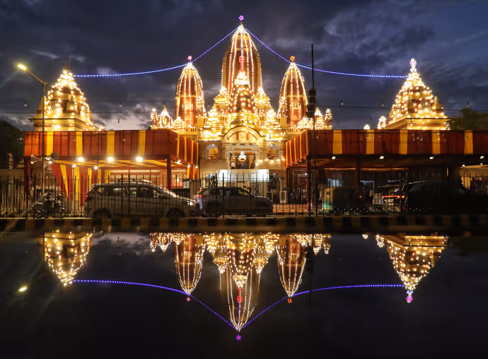 Janmashtami: रंगीन रोशनी में नहाए देशभर के कृष्ण मंदिर, 10 PHOTO में कान्हा के जन्मोत्सव की धूम