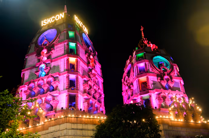 Janmashtami: रंगीन रोशनी में नहाए देशभर के कृष्ण मंदिर, 10 PHOTO में कान्हा के जन्मोत्सव की धूम