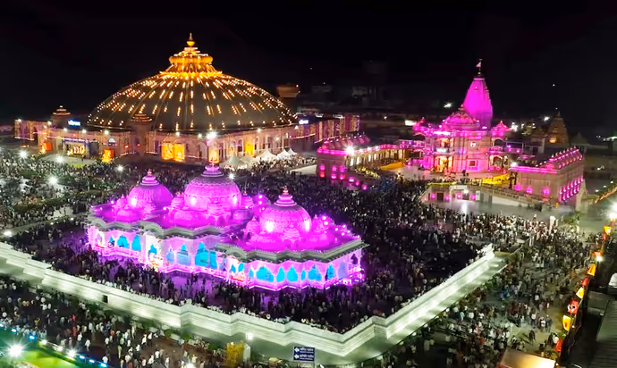 Janmashtami: रंगीन रोशनी में नहाए देशभर के कृष्ण मंदिर, 10 PHOTO में कान्हा के जन्मोत्सव की धूम