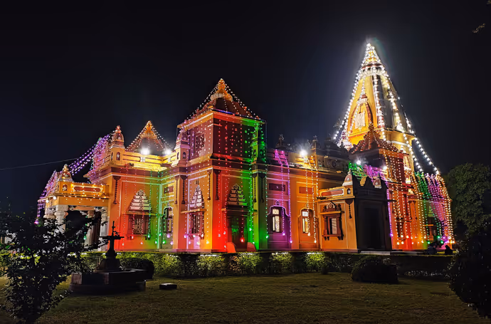Janmashtami: रंगीन रोशनी में नहाए देशभर के कृष्ण मंदिर, 10 PHOTO में कान्हा के जन्मोत्सव की धूम