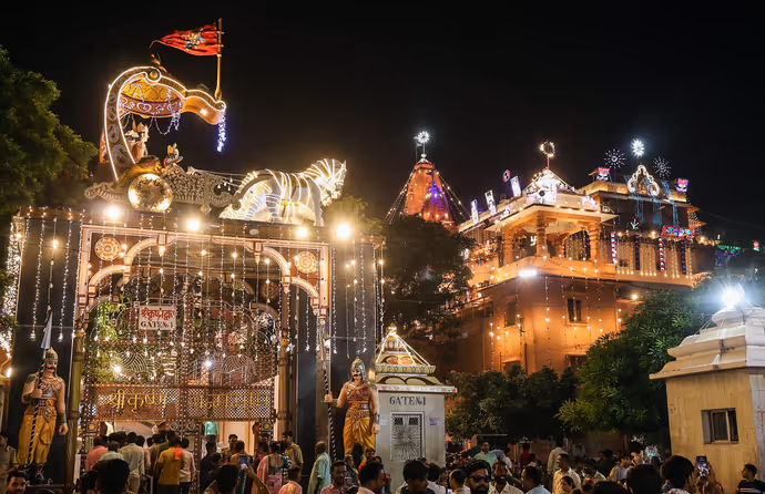 Janmashtami: रंगीन रोशनी में नहाए देशभर के कृष्ण मंदिर, 10 PHOTO में कान्हा के जन्मोत्सव की धूम