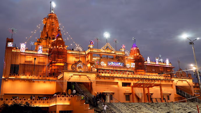 Janmashtami: रंगीन रोशनी में नहाए देशभर के कृष्ण मंदिर, 10 PHOTO में कान्हा के जन्मोत्सव की धूम