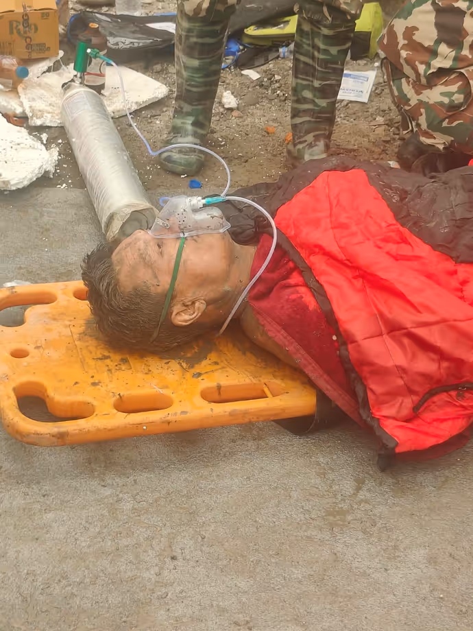 नेपाल में 1400 मौतों के बीच चमत्कार: 5 तस्वीरों में देखिए कैसे 10 दिन बाद मलबे से जिंदा निकला इंसान