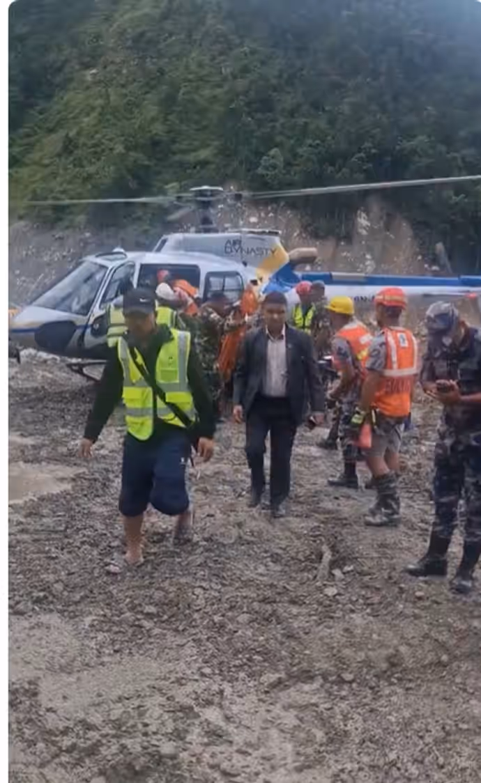 नेपाल में 1400 मौतों के बीच चमत्कार: 5 तस्वीरों में देखिए कैसे 10 दिन बाद मलबे से जिंदा निकला इंसान