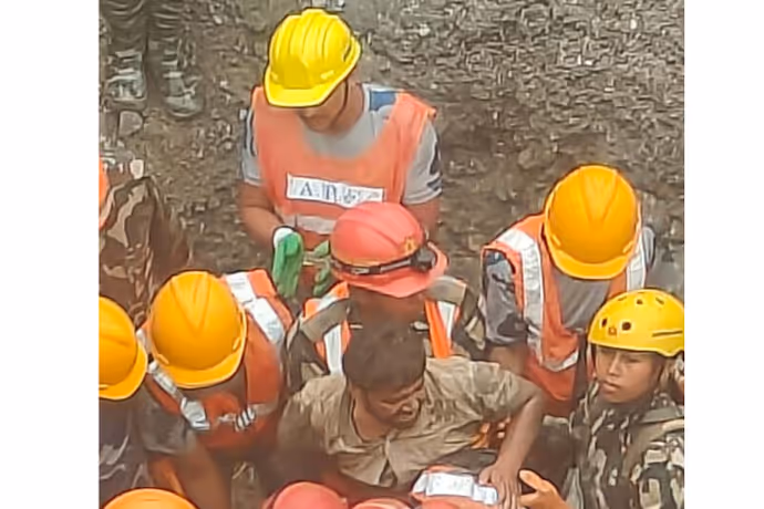 नेपाल में 1400 मौतों के बीच चमत्कार: 5 तस्वीरों में देखिए कैसे 10 दिन बाद मलबे से जिंदा निकला इंसान
