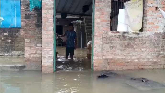 घर में कमर तक पानी, चूल्हा बंद और नाव का सहारा... उन्नाव के गांव में कैसे बीत रहे दिन?