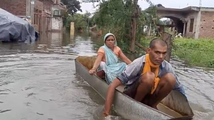 घर में कमर तक पानी, चूल्हा बंद और नाव का सहारा... उन्नाव के गांव में कैसे बीत रहे दिन?