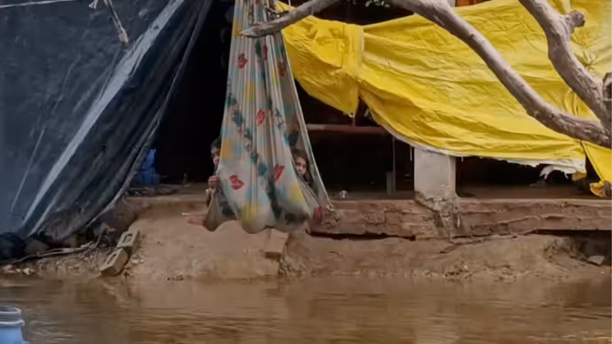घर में कमर तक पानी, चूल्हा बंद और नाव का सहारा... उन्नाव के गांव में कैसे बीत रहे दिन?