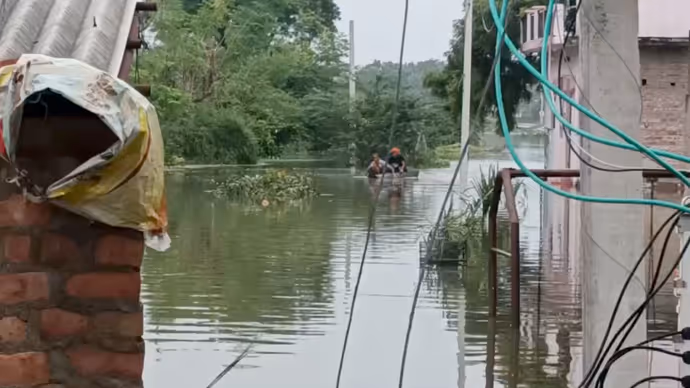 घर में कमर तक पानी, चूल्हा बंद और नाव का सहारा... उन्नाव के गांव में कैसे बीत रहे दिन?