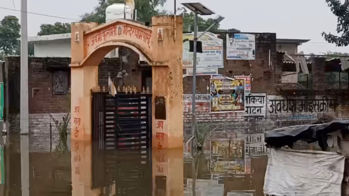 घर में कमर तक पानी, चूल्हा बंद और नाव का सहारा... उन्नाव के गांव में कैसे बीत रहे दिन?