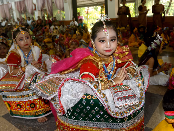 Janmashtami: 'कान्हा' को दुलार करते दिखे योगी, 15 PHOTO में कृष्ण-राधा बने बच्चों ने जीता दिल