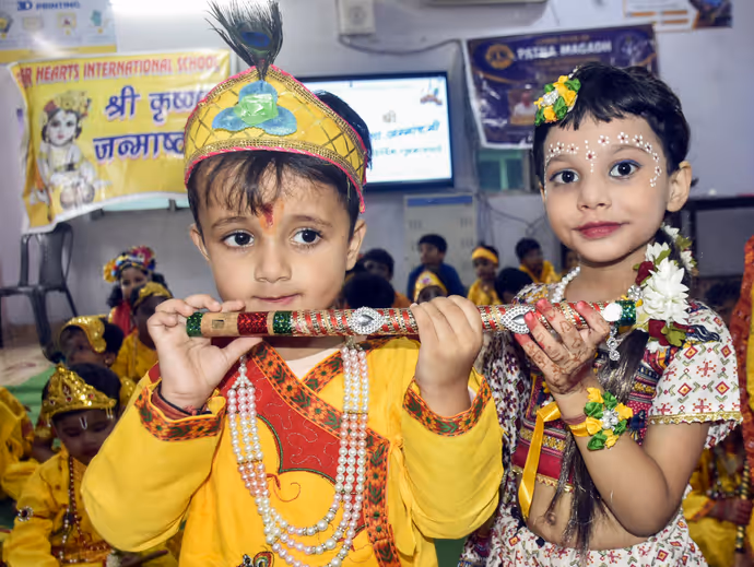 Janmashtami: 'कान्हा' को दुलार करते दिखे योगी, 15 PHOTO में कृष्ण-राधा बने बच्चों ने जीता दिल