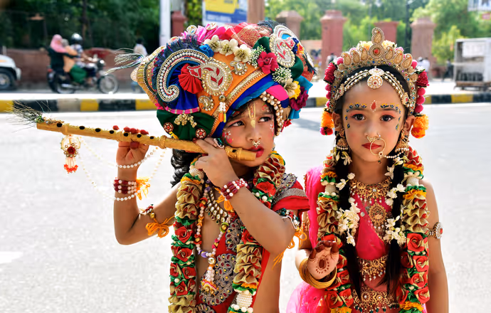 Janmashtami: 'कान्हा' को दुलार करते दिखे योगी, 15 PHOTO में कृष्ण-राधा बने बच्चों ने जीता दिल