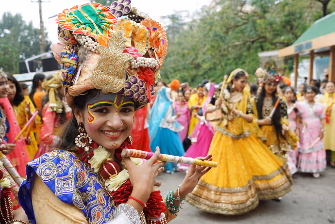 Janmashtami: 'कान्हा' को दुलार करते दिखे योगी, 15 PHOTO में कृष्ण-राधा बने बच्चों ने जीता दिल