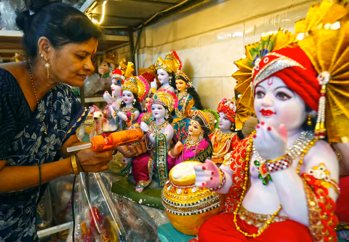 Janmashtami: 'कान्हा' को दुलार करते दिखे योगी, 15 PHOTO में कृष्ण-राधा बने बच्चों ने जीता दिल