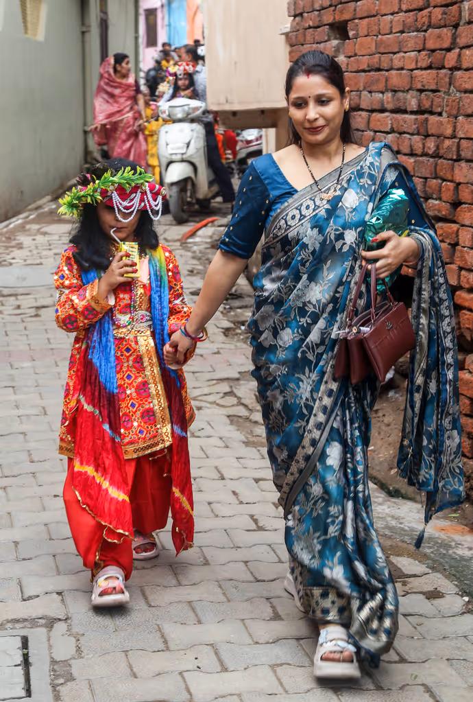 Janmashtami: 'कान्हा' को दुलार करते दिखे योगी, 15 PHOTO में कृष्ण-राधा बने बच्चों ने जीता दिल