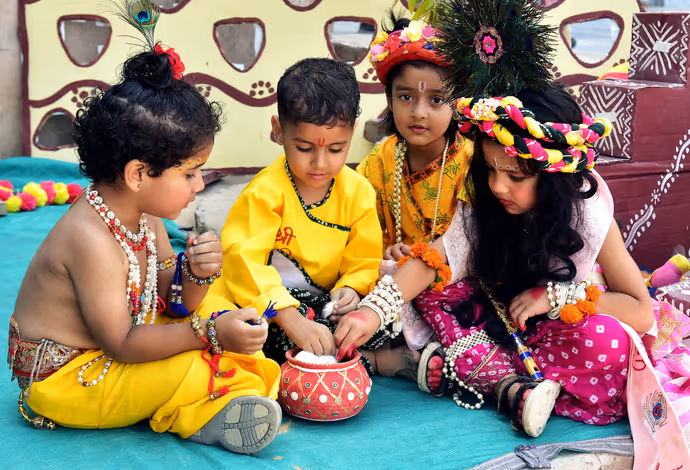 Janmashtami: 'कान्हा' को दुलार करते दिखे योगी, 15 PHOTO में कृष्ण-राधा बने बच्चों ने जीता दिल