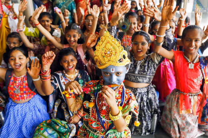 Janmashtami: 'कान्हा' को दुलार करते दिखे योगी, 15 PHOTO में कृष्ण-राधा बने बच्चों ने जीता दिल