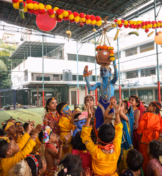 Janmashtami: 'कान्हा' को दुलार करते दिखे योगी, 15 PHOTO में कृष्ण-राधा बने बच्चों ने जीता दिल