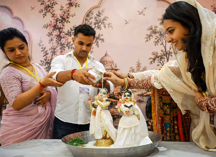 Janmashtami: 'कान्हा' को दुलार करते दिखे योगी, 15 PHOTO में कृष्ण-राधा बने बच्चों ने जीता दिल