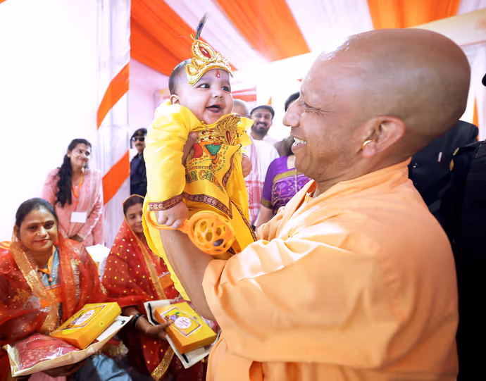 Janmashtami: 'कान्हा' को दुलार करते दिखे योगी, 15 PHOTO में कृष्ण-राधा बने बच्चों ने जीता दिल