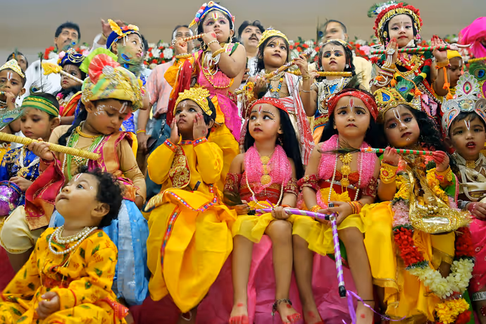 Janmashtami: 'कान्हा' को दुलार करते दिखे योगी, 15 PHOTO में कृष्ण-राधा बने बच्चों ने जीता दिल