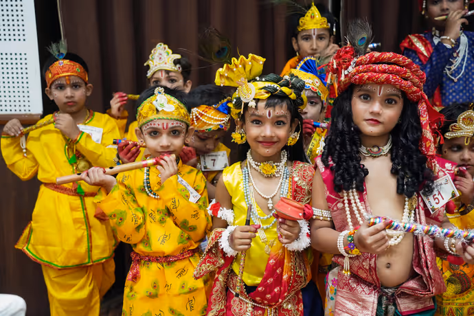 Janmashtami: 'कान्हा' को दुलार करते दिखे योगी, 15 PHOTO में कृष्ण-राधा बने बच्चों ने जीता दिल