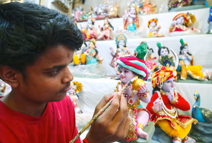 Janmashtami: 'कान्हा' को दुलार करते दिखे योगी, 15 PHOTO में कृष्ण-राधा बने बच्चों ने जीता दिल