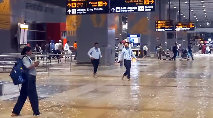 बारिश ने बिगाड़ी दिल्ली एयरपोर्ट की सूरत, 7 तस्वीरों में देखें कैसे परेशान होते रहे पैसेंजर